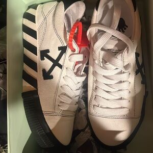 Off White New Arrow low vulcanized size 9 womens brand new never worn with box